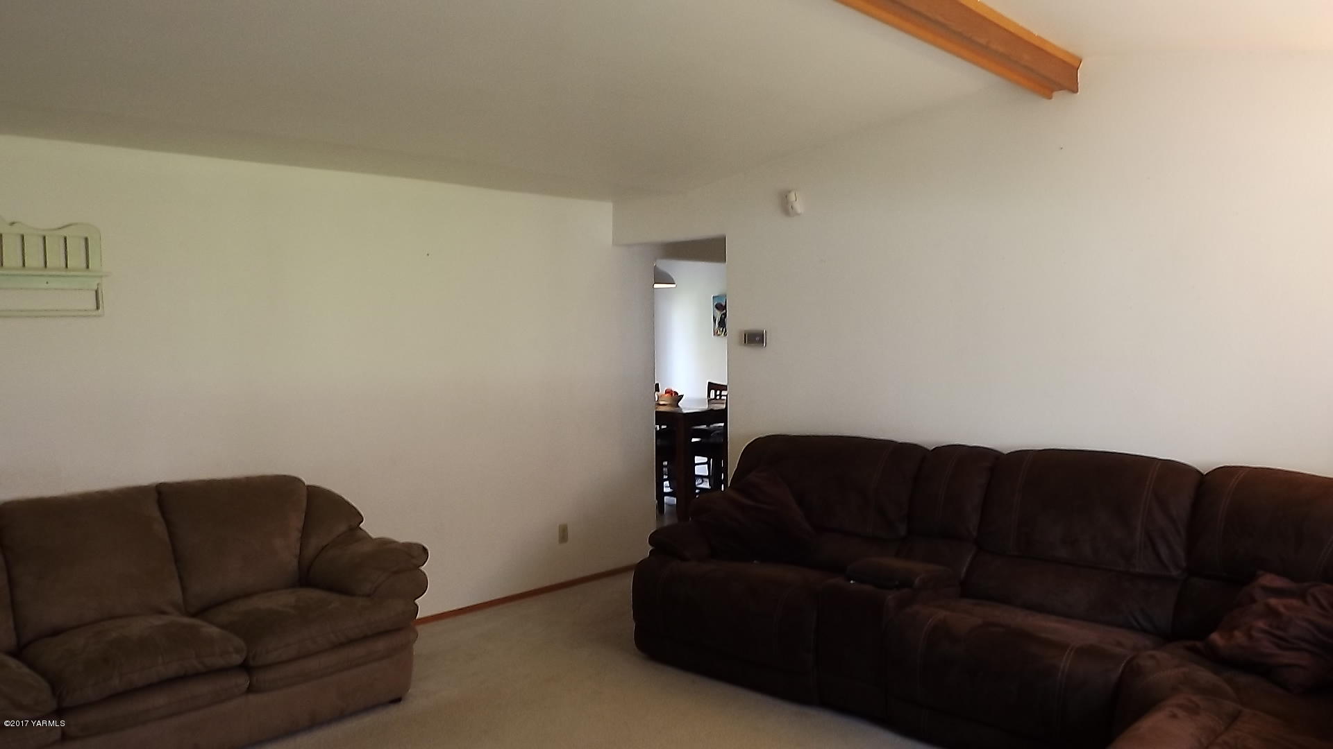 8401 North Missimer Road Prosser, WA 99350 - Photo 8 of 13 a living room with furniture