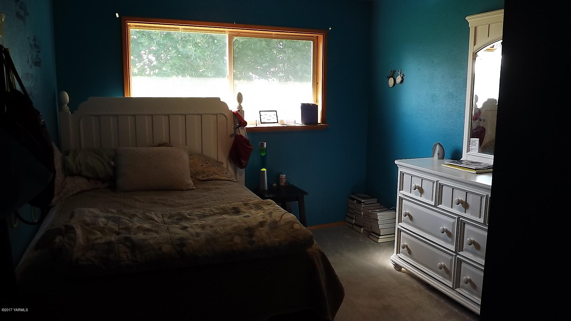 8401 North Missimer Road Prosser, WA 99350 - Photo 9 of 13 a bedroom with a bed and a window