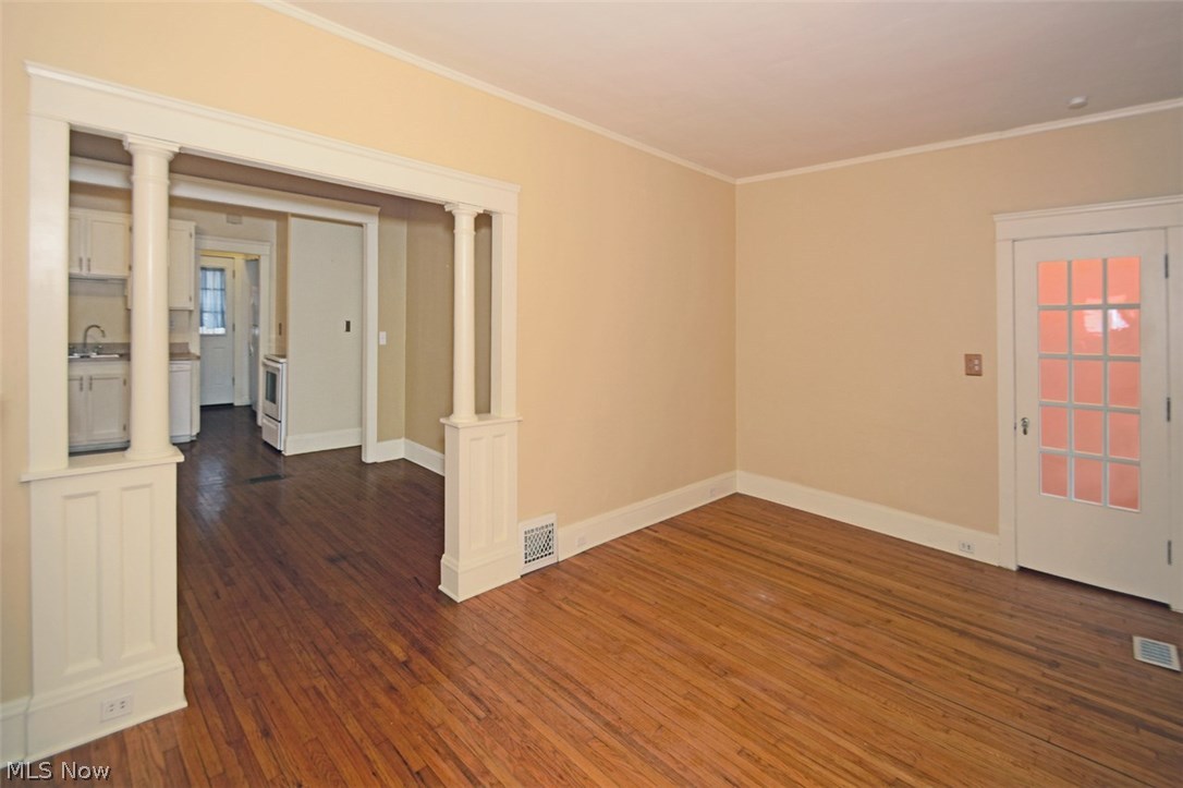 1507 Crest Road Cleveland, OH 44121 - Photo 8 of 34