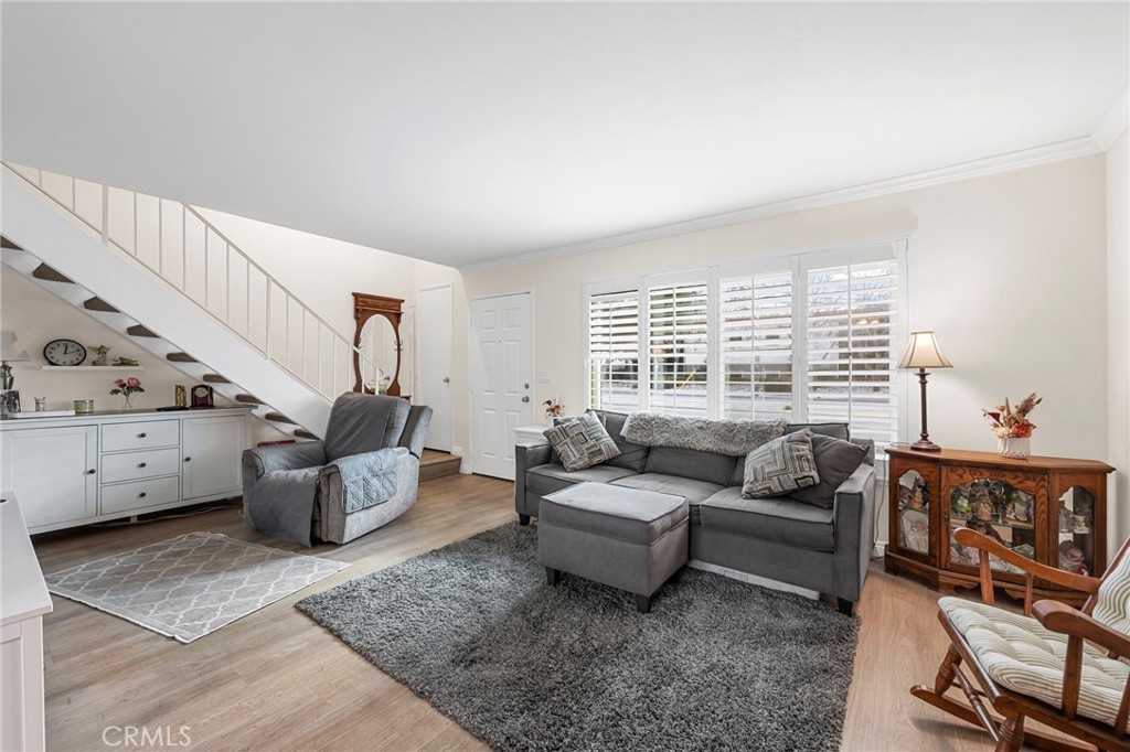 360 Meadow Court Brea, CA 92821 - Photo 8 of 33 Living room
