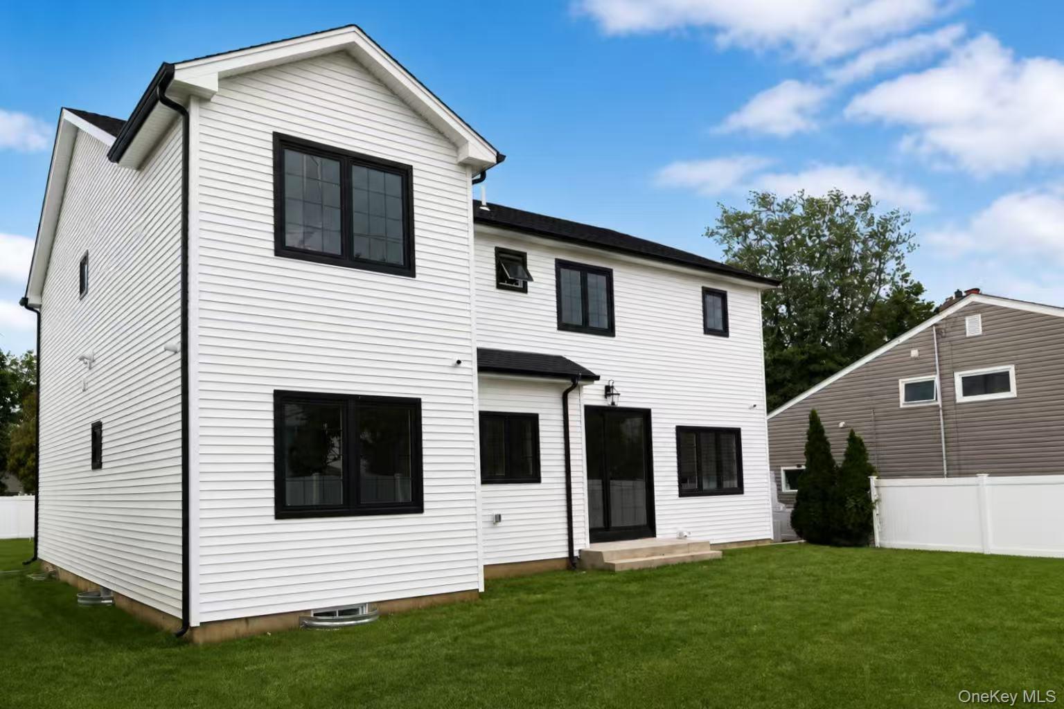 9 Gary Road Syosset, NY 11791 - Photo 4 of 22 Gallery Image 4
