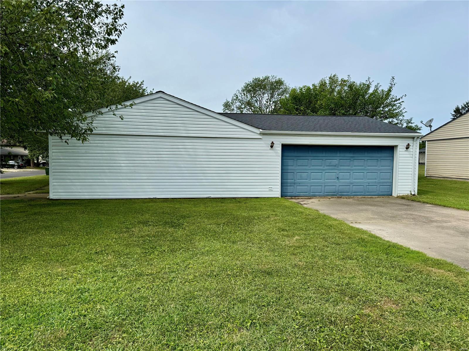 411 Eagles Way Troy, IL 62294 - Photo 2 of 13