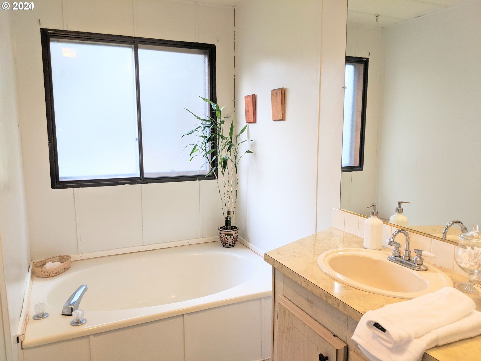 565 Eastside Road Hood River, OR 97031 - Photo 16 of 28 a bathroom with a tub sink and mirror