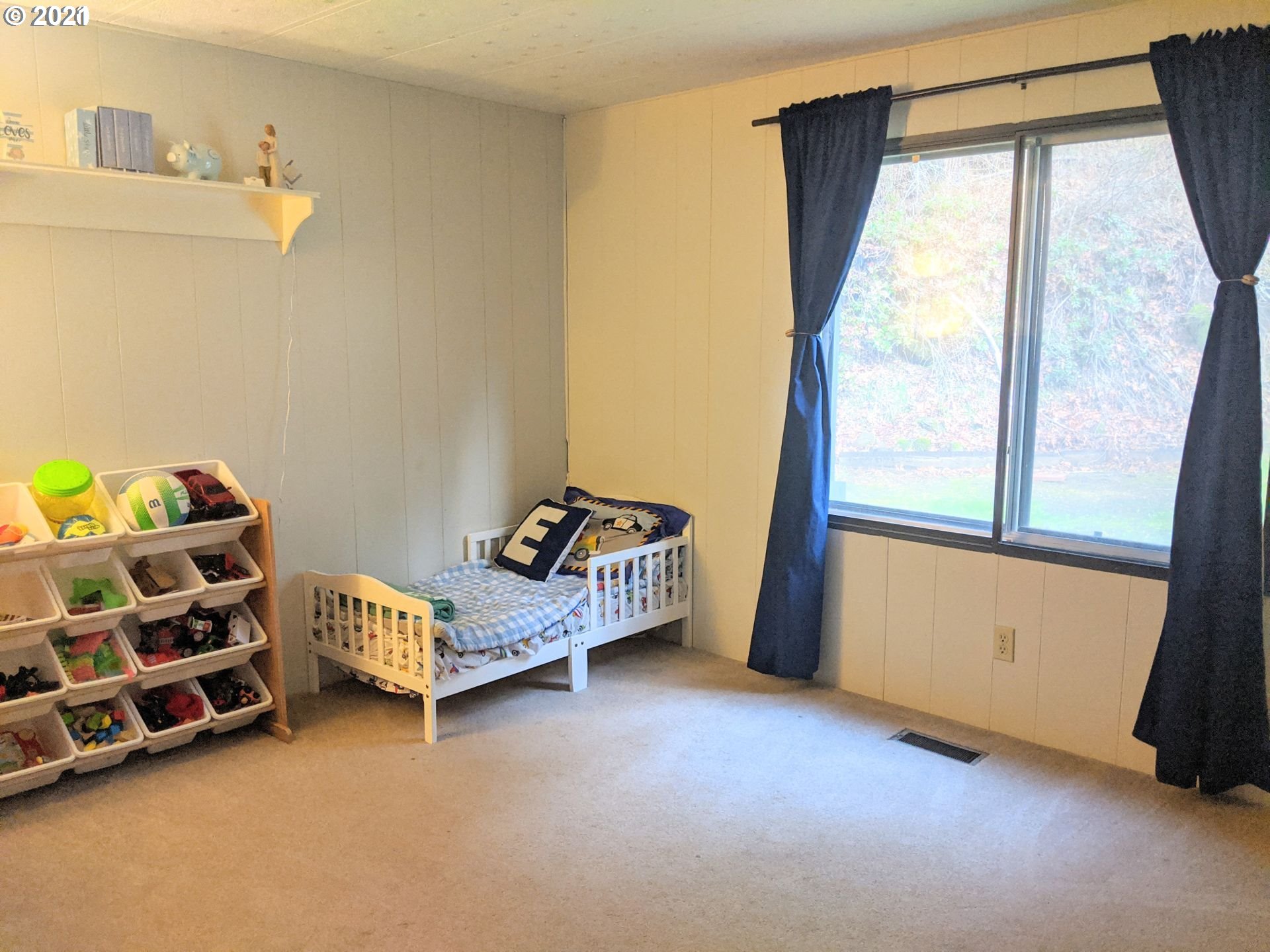 565 Eastside Road Hood River, OR 97031 - Photo 20 of 28 a bedroom with a bed and a window