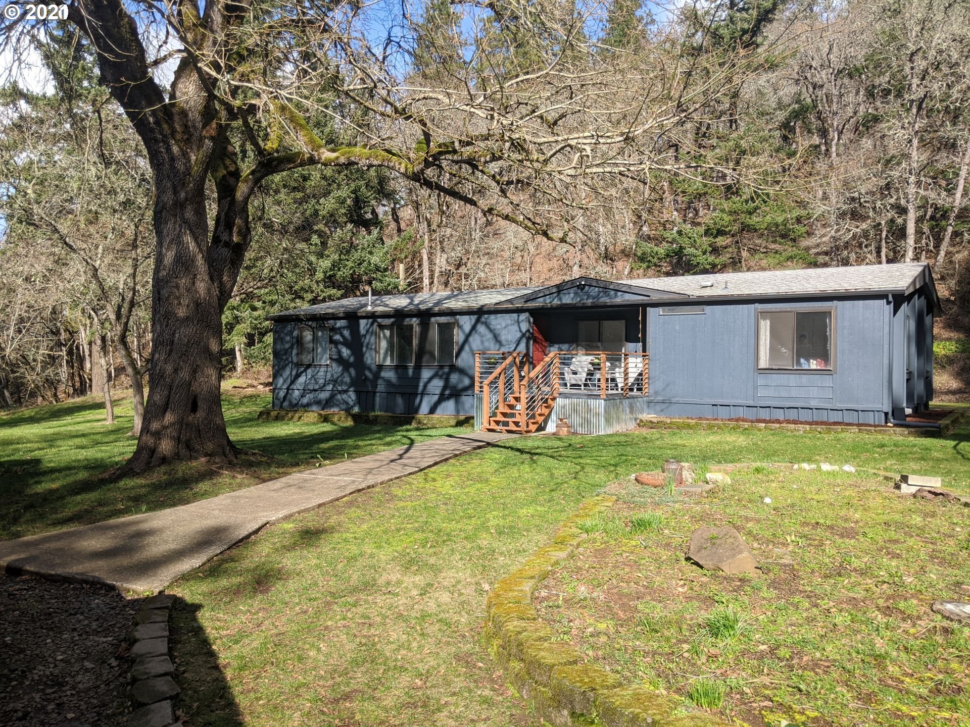 565 Eastside Road Hood River, OR 97031 - Photo 25 of 28 a view of a backyard with a table and chairs