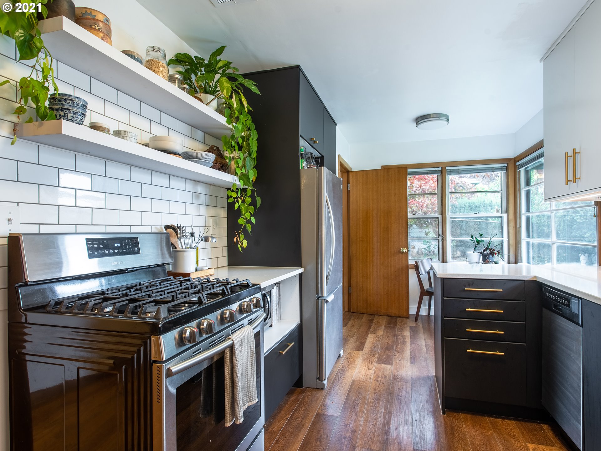 4434 Southwest Valona Way Portland, OR 97219 - Photo 11 of 31 Gallery Image 11