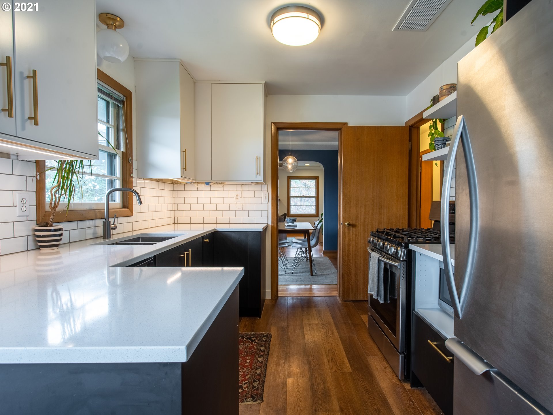 4434 Southwest Valona Way Portland, OR 97219 - Photo 12 of 31 Gallery Image 12