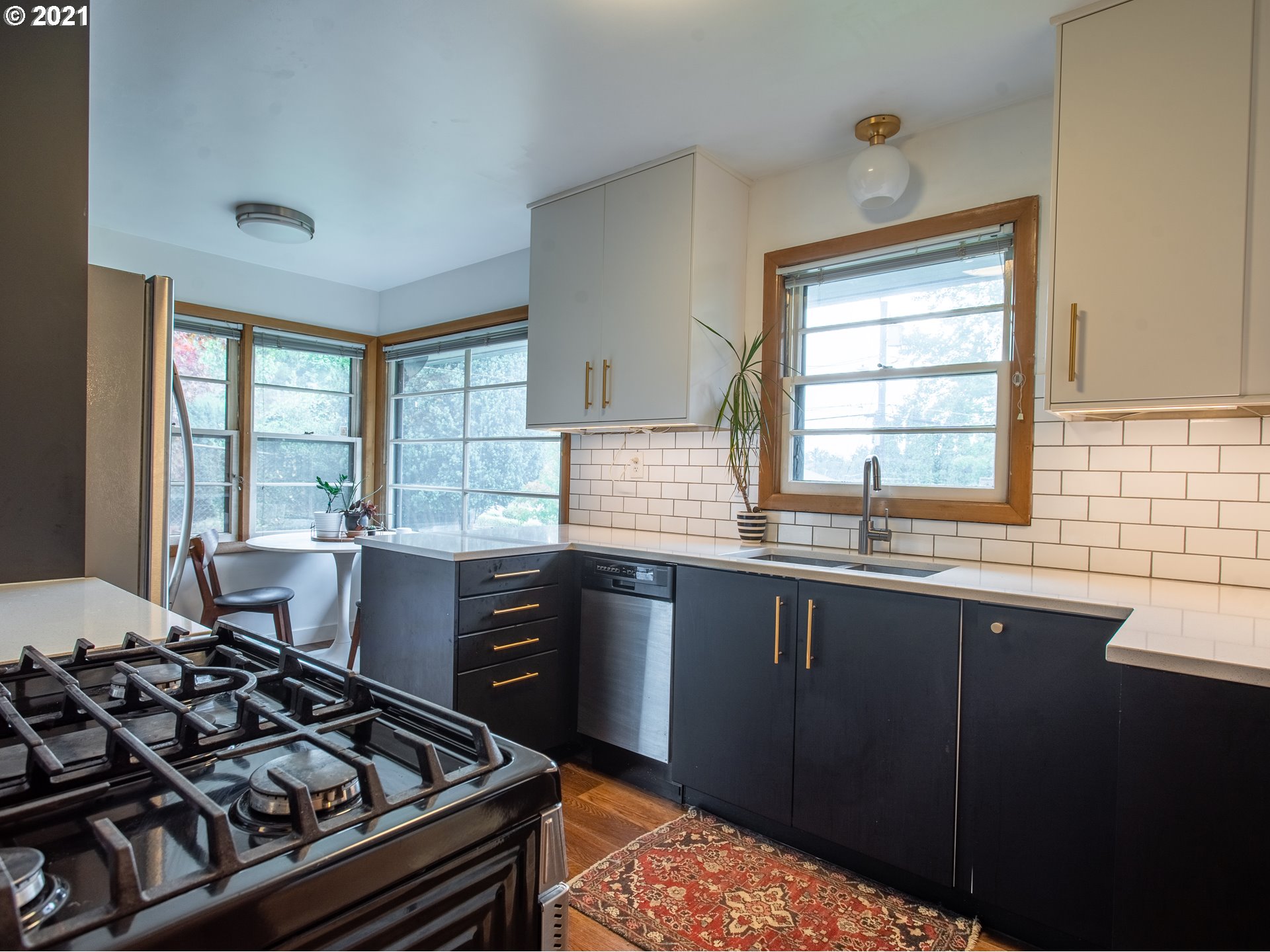4434 Southwest Valona Way Portland, OR 97219 - Photo 14 of 31 Gallery Image 14