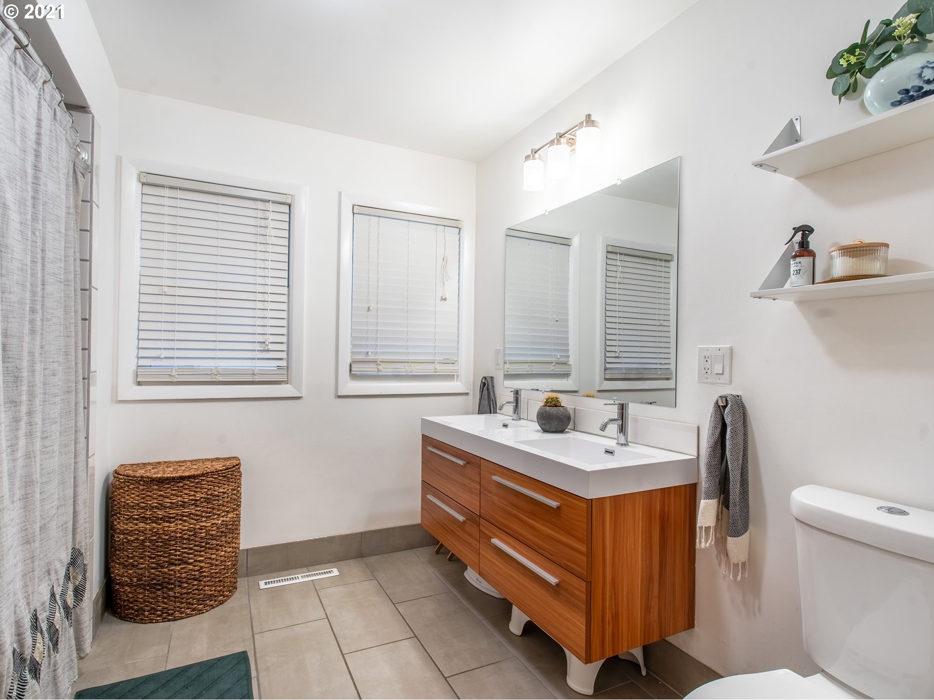 4434 Southwest Valona Way Portland, OR 97219 - Photo 22 of 31 Gallery Image 22