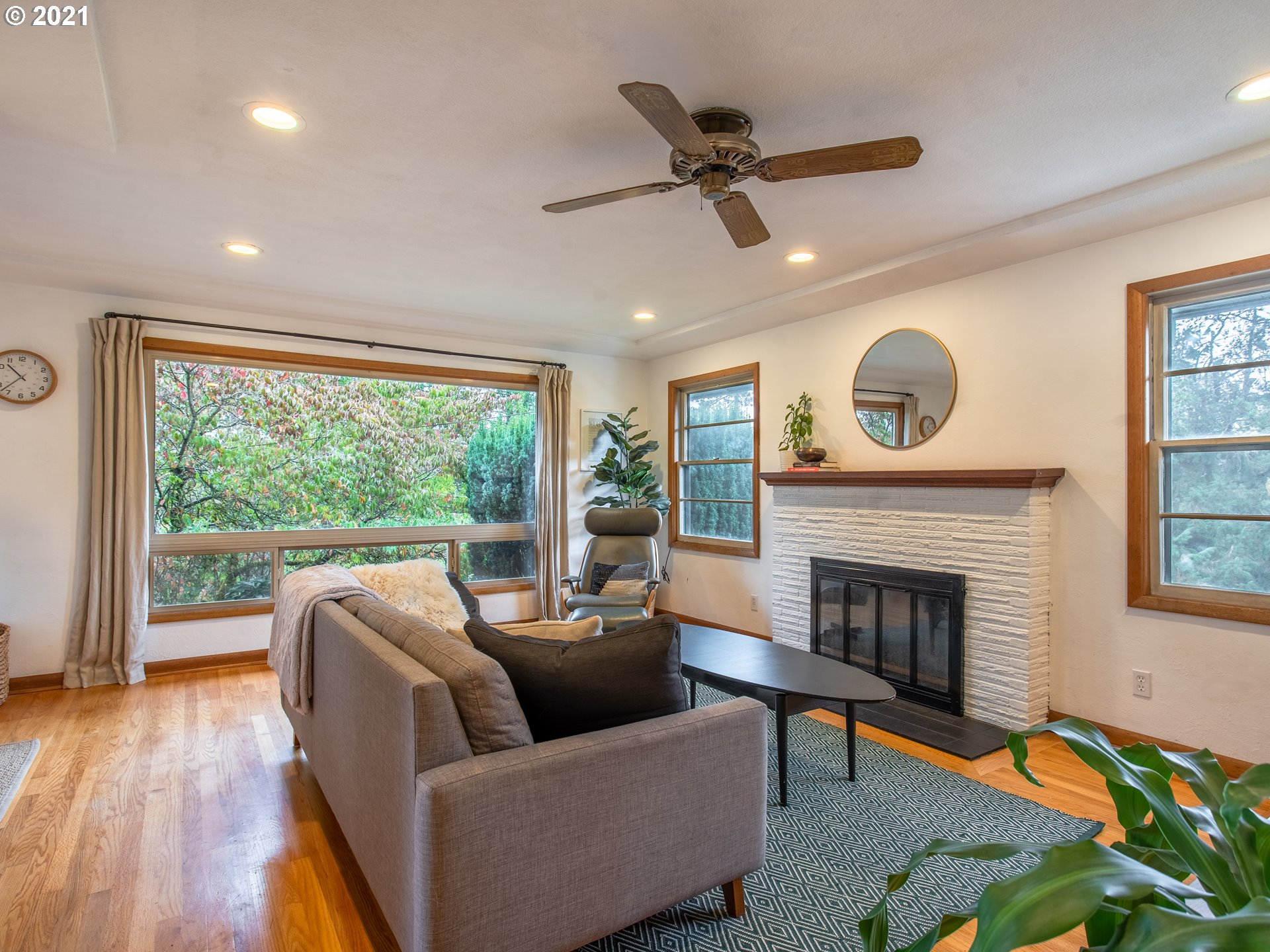 4434 Southwest Valona Way Portland, OR 97219 - Photo 5 of 31 Gallery Image 5