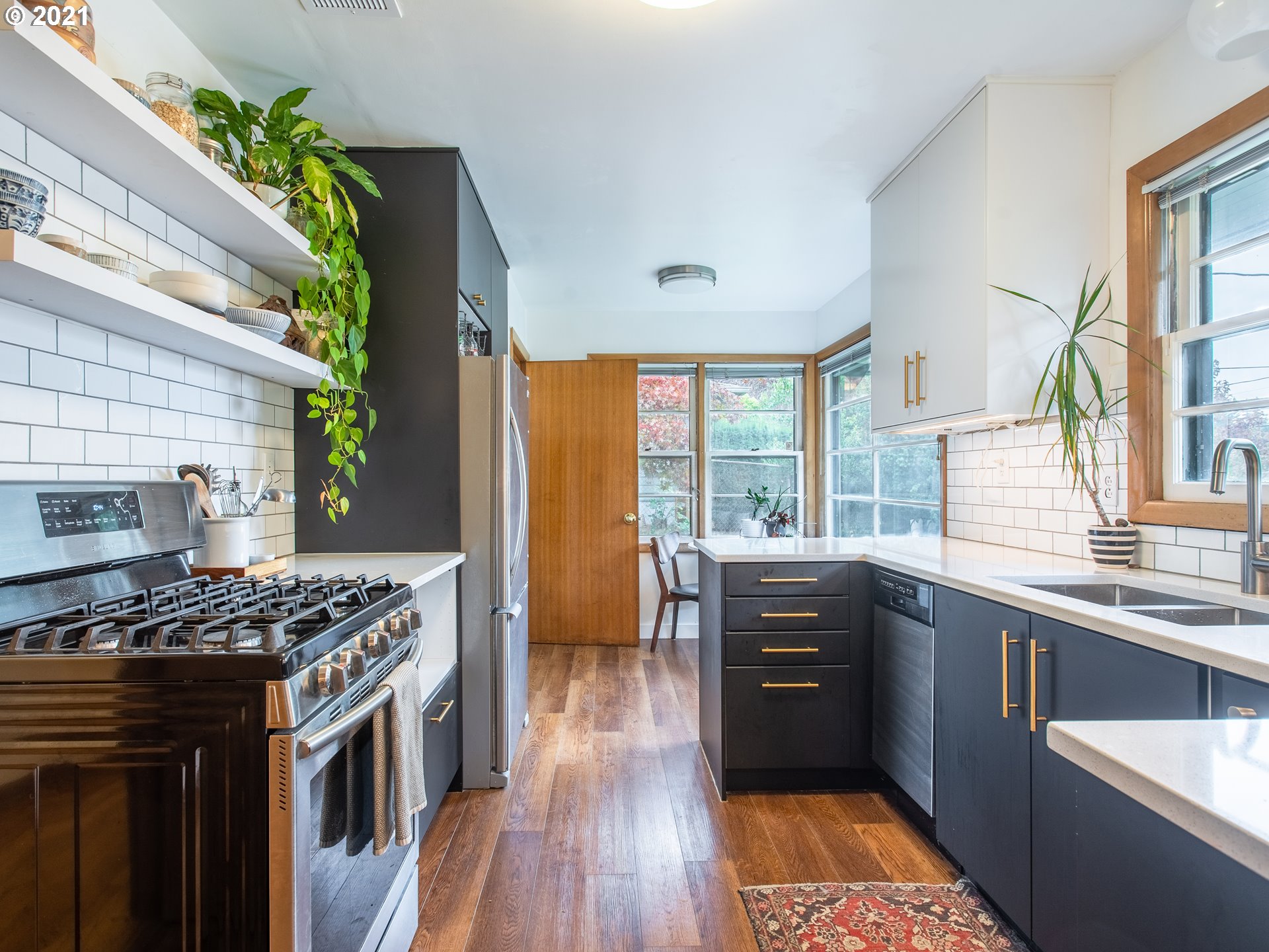 4434 Southwest Valona Way Portland, OR 97219 - Photo 10 of 31 Gallery Image 10