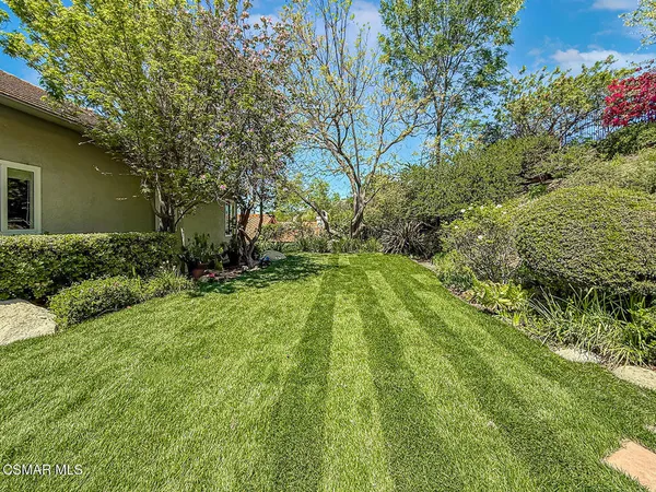 a view of yard with green space