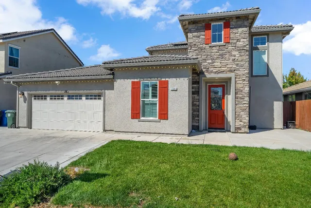 a front view of house with yard