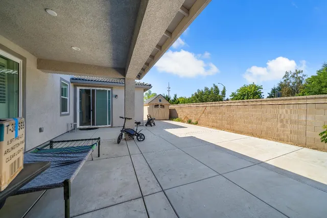 a view of back yard of the house