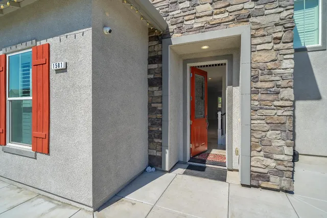 a view of outdoor space walk in closet