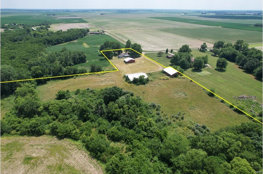 10898 Regency Road Carlinville, IL 62626 - Photo 2 of 36