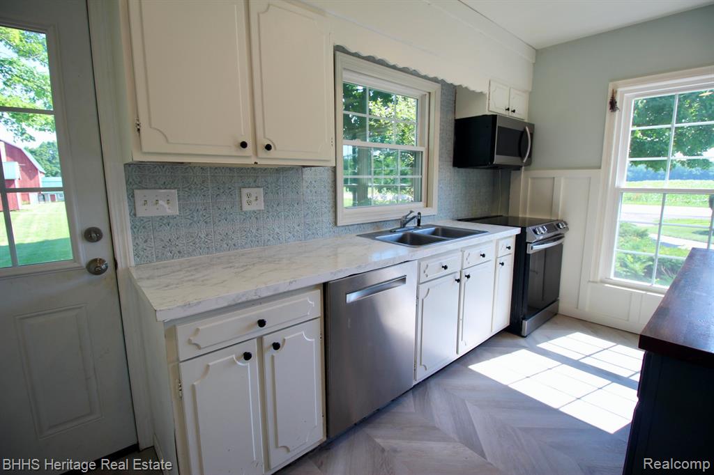 4201 North Burkhart Road Howell, MI 48855 - Photo 5 of 42