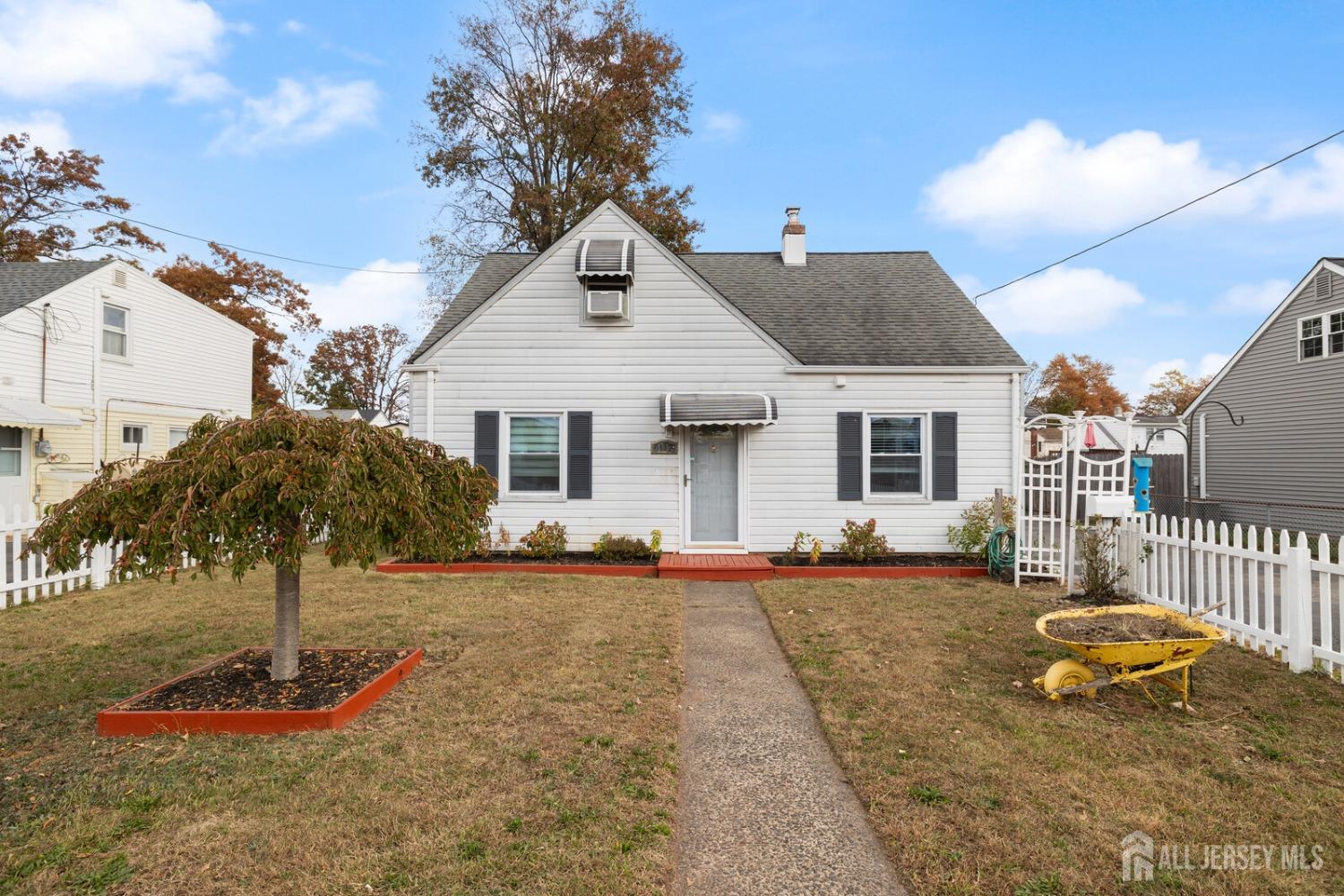 185 Plainfield Avenue Edison, NJ 08817 - Photo 4 of 30 a front view of a house with entertaining space