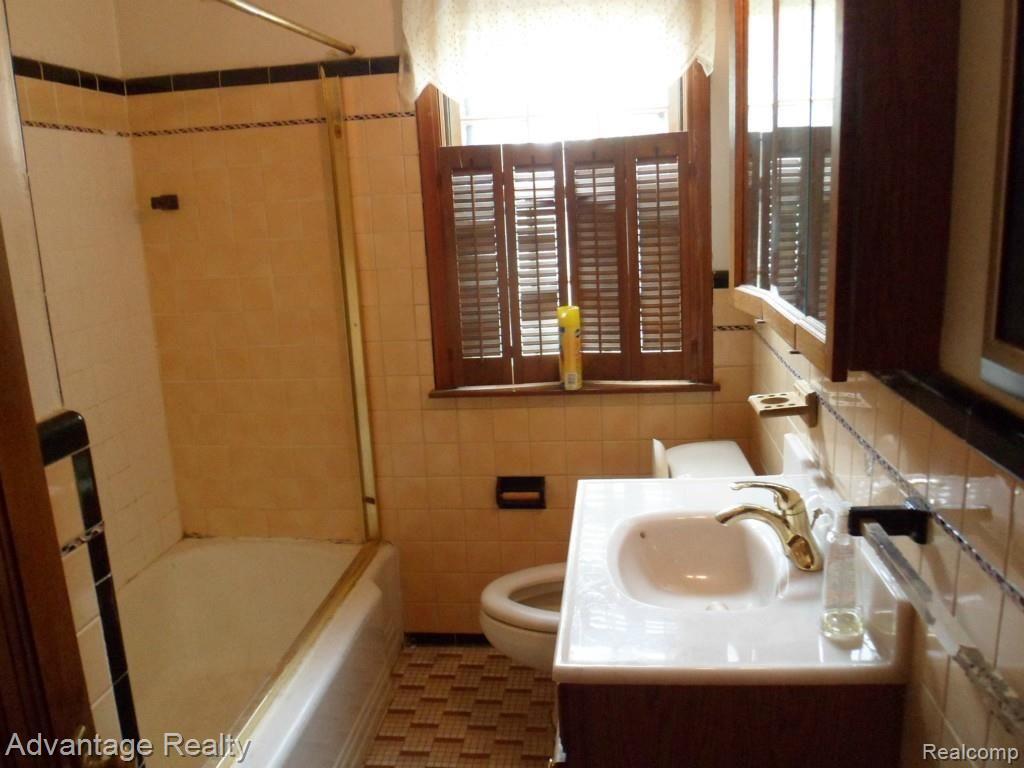 5290 Chicago Road Warren, MI 48092 - Photo 2 of 10 Bathroom.jpg