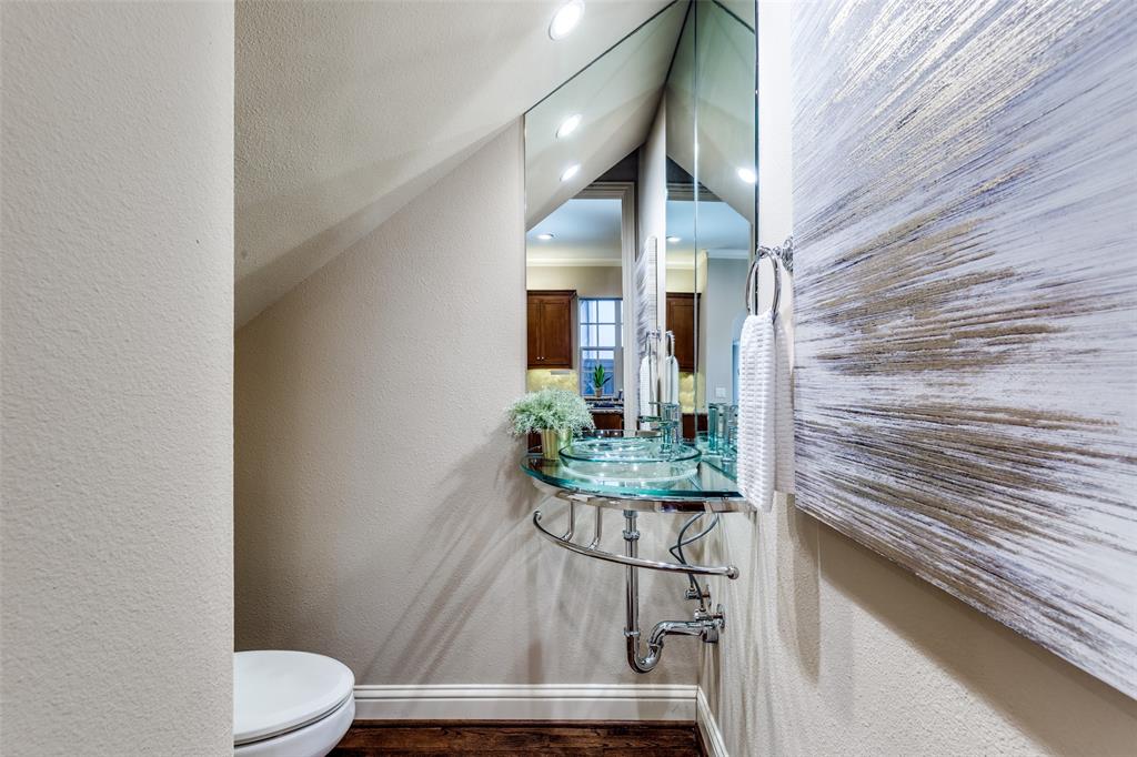 14725 Stanford Court Addison, TX 75254 - Photo 20 of 25 a bathroom with a toilet and a sink