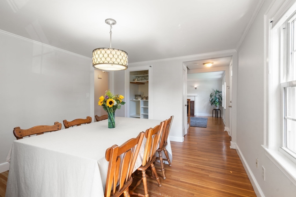 32 Grosvenor Road Waltham, MA 02453 - Photo 9 of 39