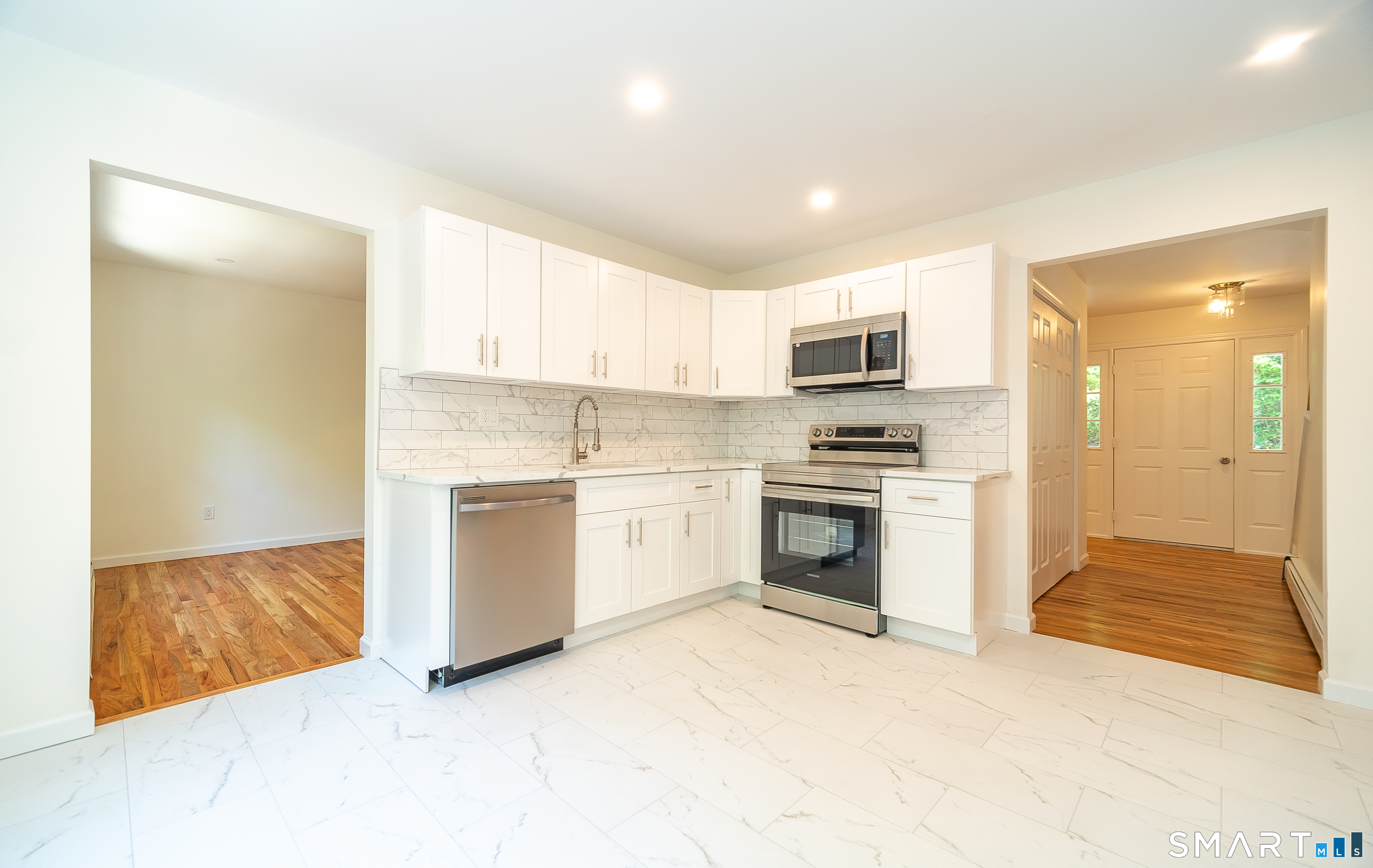 1425 James Farm Road Stratford, CT 06614 - Photo 4 of 40