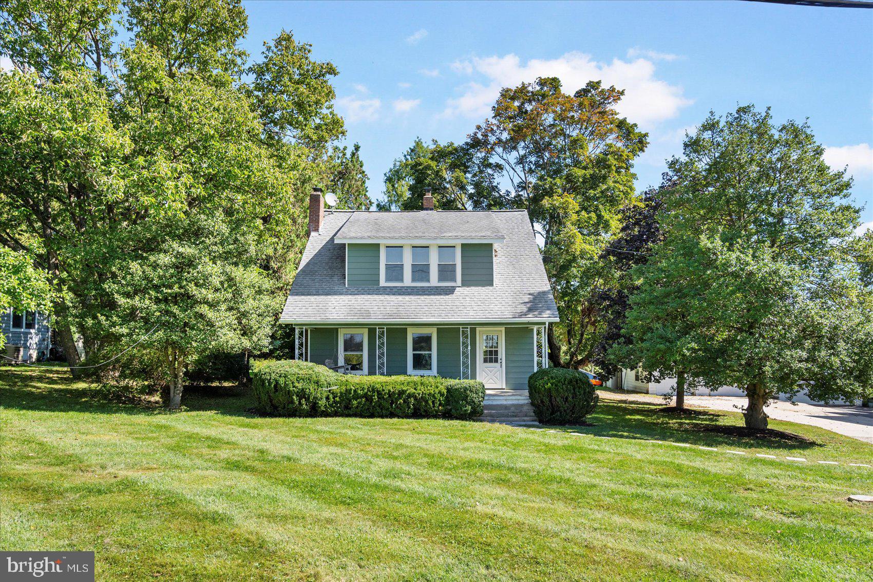 15317 York Road Sparks Glencoe, MD 21152 - Photo 47 of 47 a front view of a house with a garden