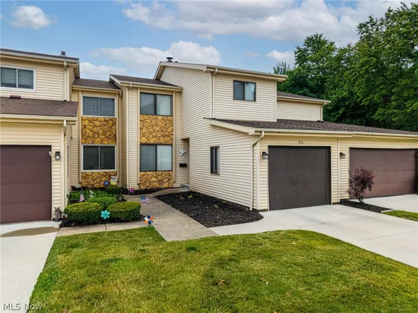 $179,900 | 376 Deepwood Drive, Unit 376, Wadsworth, OH 44281
