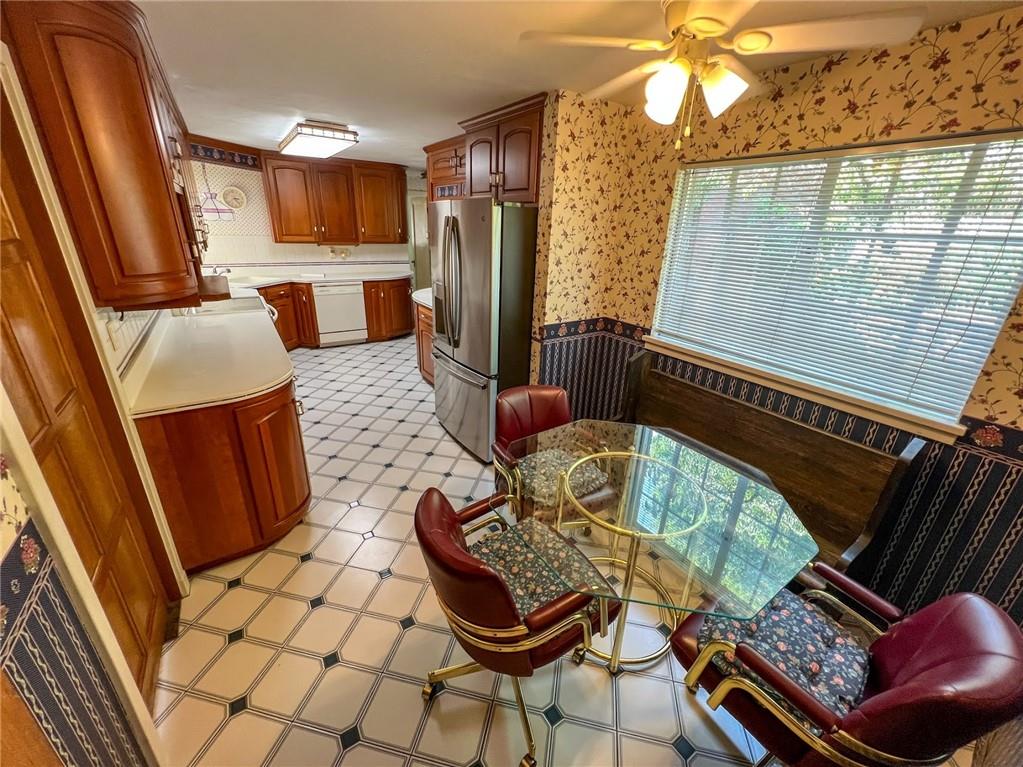 605 Center Street Emlenton, PA 16373 - Photo 14 of 47 a living room with furniture