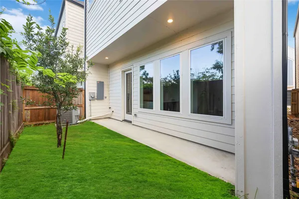 a view of back yard of the house