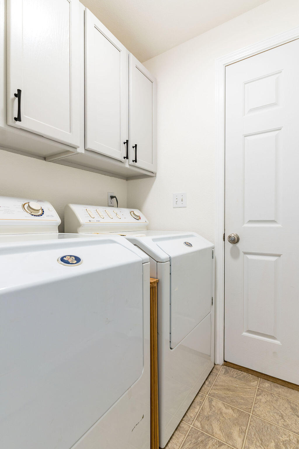 19979 Powers Road Bend, OR 97702 - Photo 20 of 24 laundry