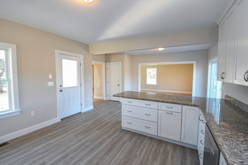 286 Wheeler Road Dracut, MA 01826 - Photo 9 of 32