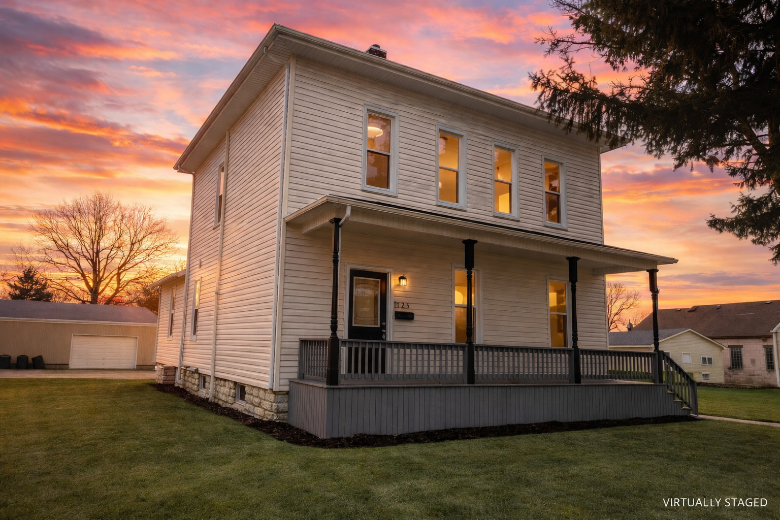 125 South Main Street Clifton, IL 60927 - Photo 2 of 30 a front view of a house with garden