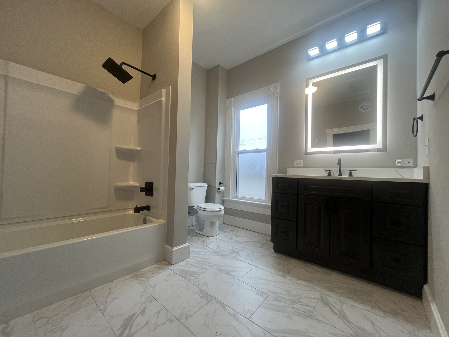 125 South Main Street Clifton, IL 60927 - Photo 6 of 30 a spacious bathroom with a tub sink and mirror