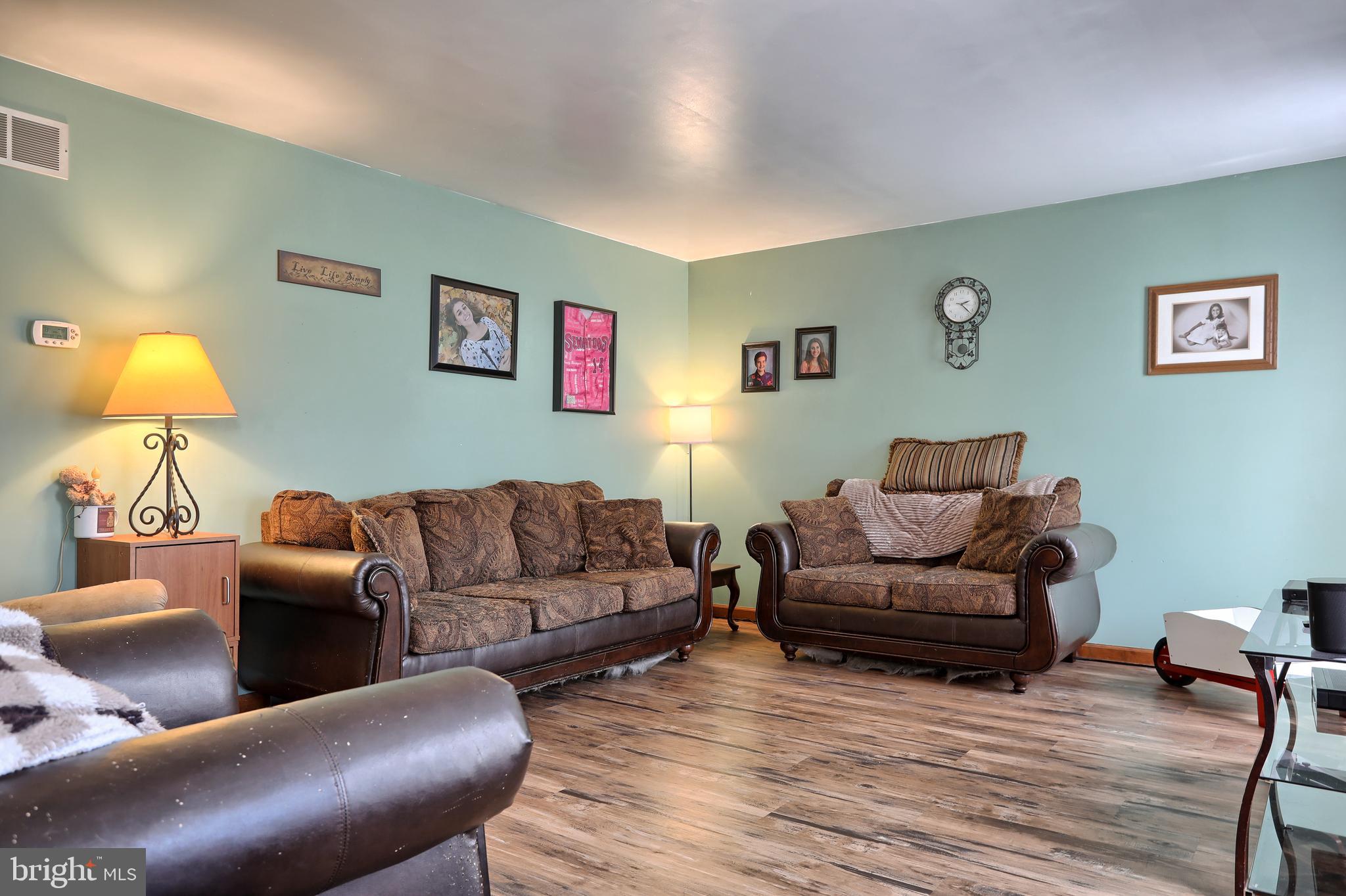 403 East Rosebud Road Myerstown, PA 17067 - Photo 3 of 33 Living Room