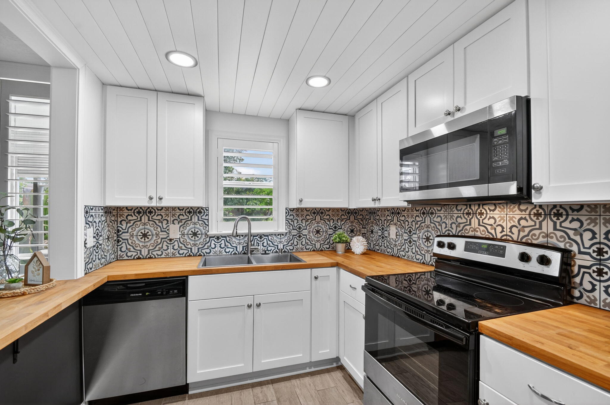 500 Davis Road, Unit 37 Palm Springs, FL 33461 - Photo 9 of 45 Kitchen