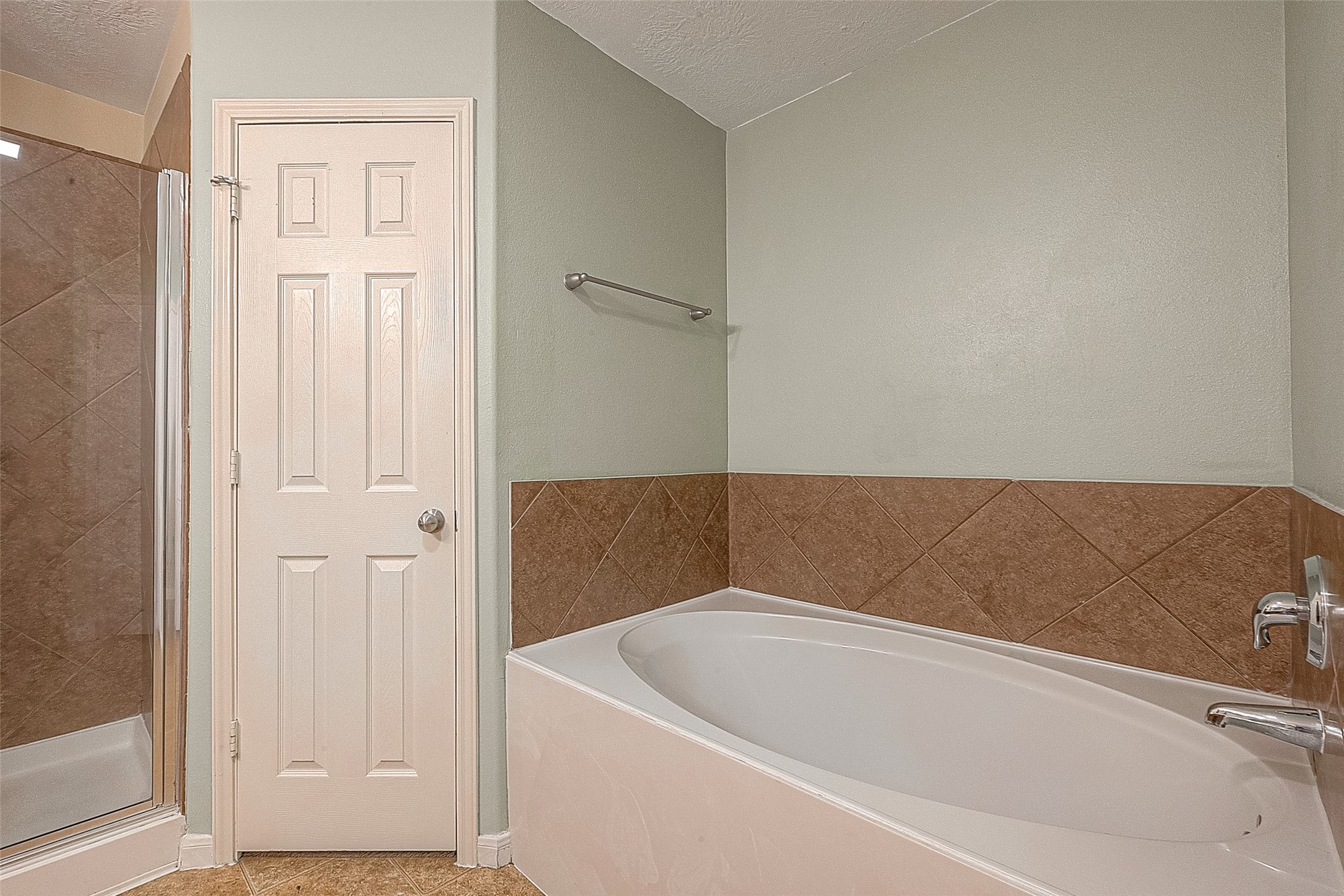 3214 Northgate Court Manvel, TX 77578 - Photo 15 of 16 Primary Bathroom with seperate shower and tub