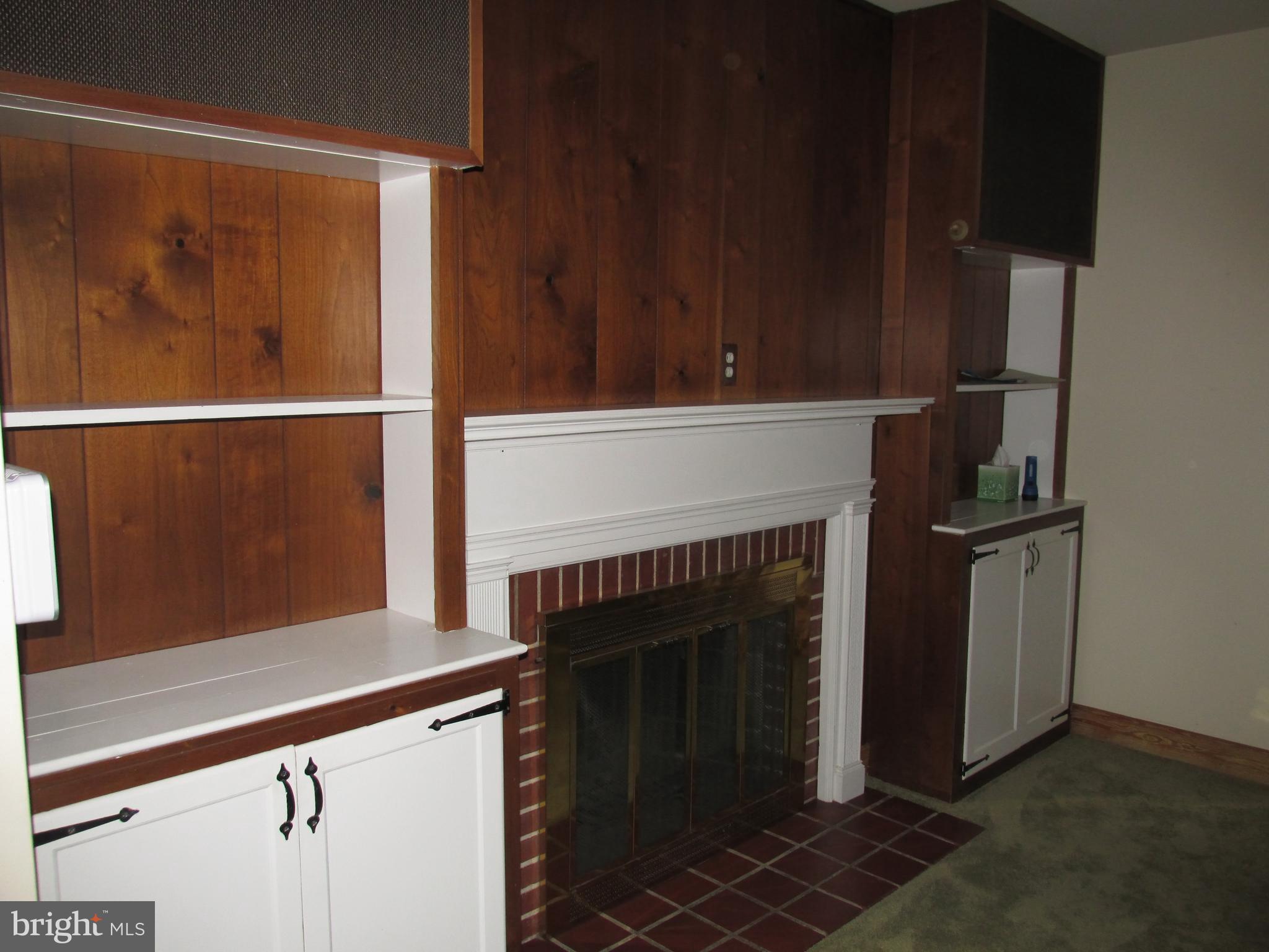 1954 Sunberry Road Baltimore, MD 21222 - Photo 3 of 30 Living Room