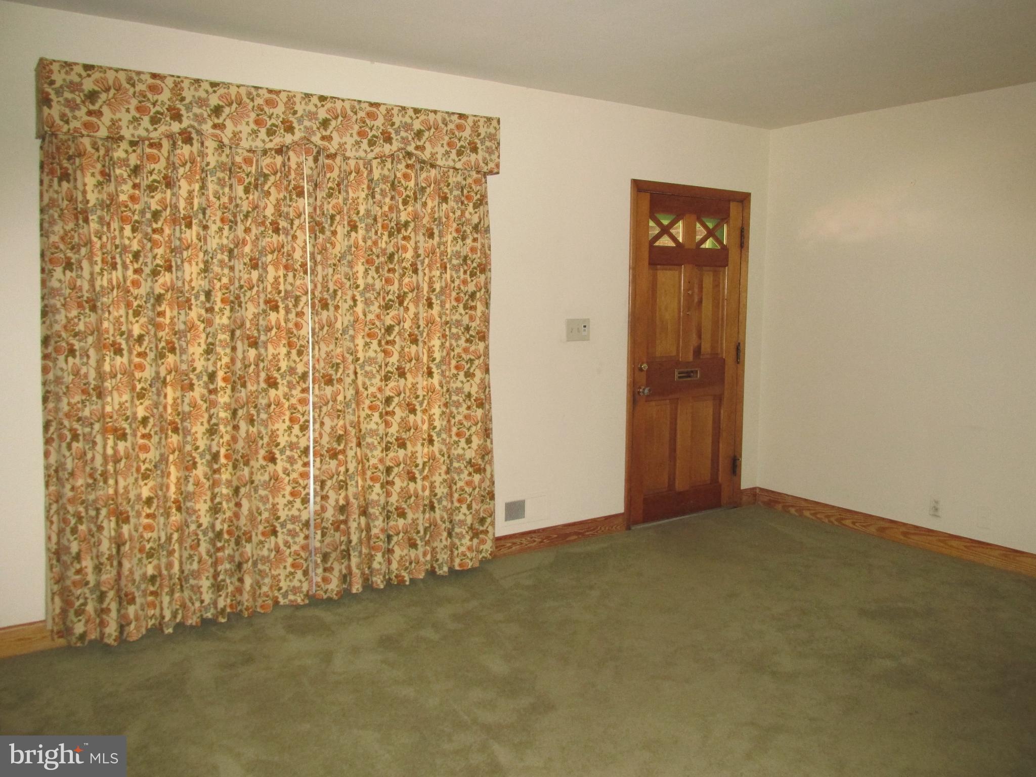 1954 Sunberry Road Baltimore, MD 21222 - Photo 4 of 30 Living Room