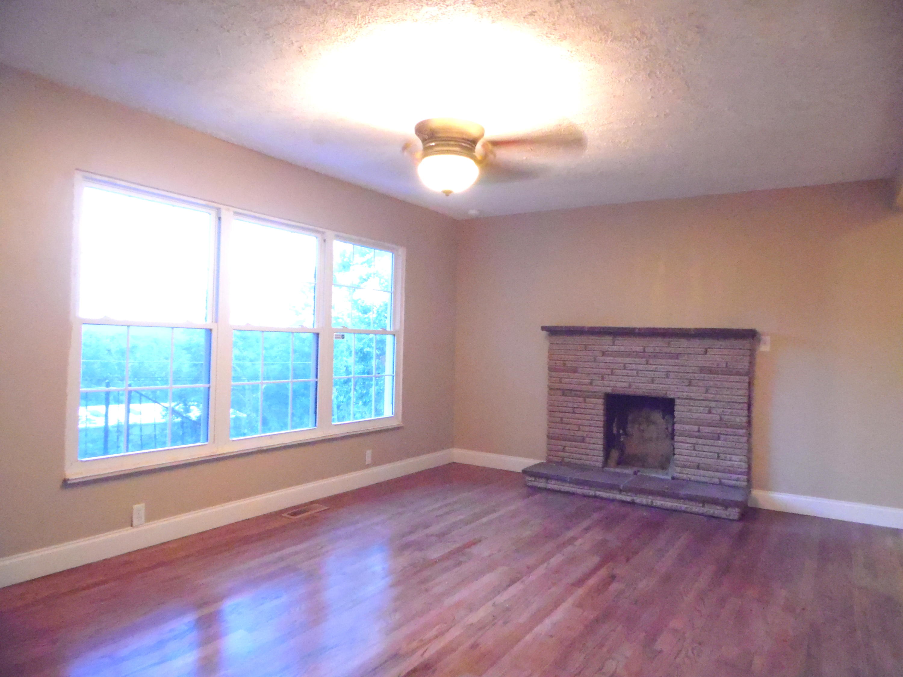 1800 Loop Road La Follette, TN 37766 - Photo 2 of 11 LIving room