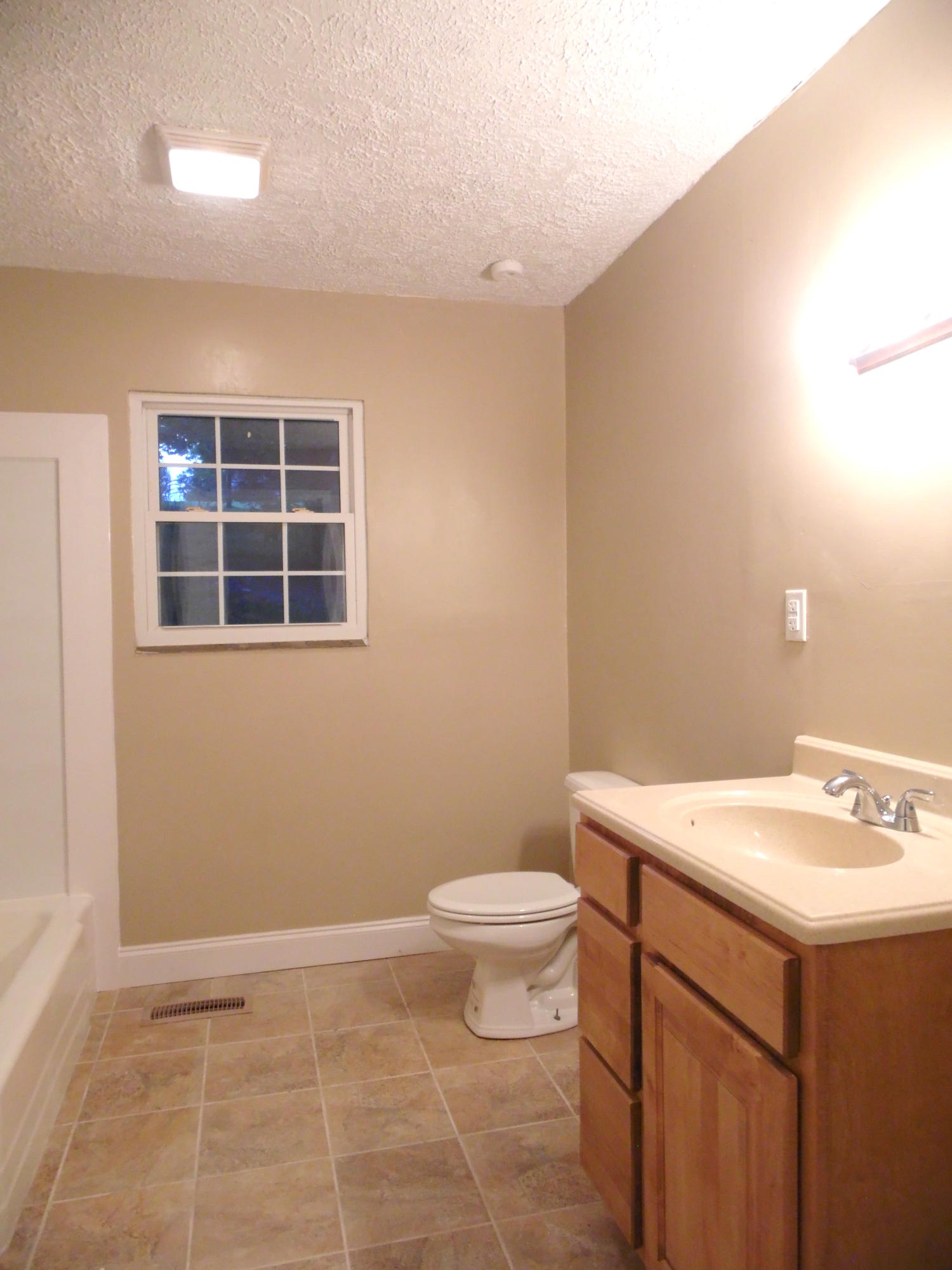 1800 Loop Road La Follette, TN 37766 - Photo 6 of 11 Bathroom