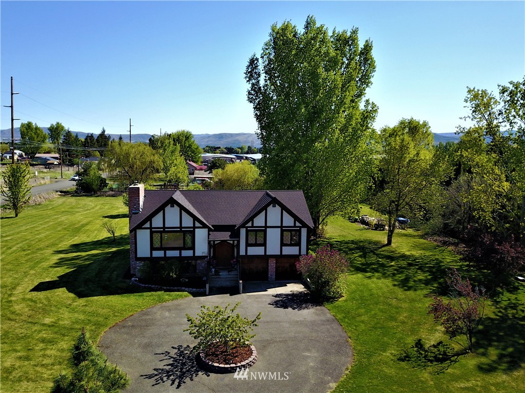 1714 Radio Road Ellensburg, WA 98926 - Photo 3 of 30 a house with green field in front of it