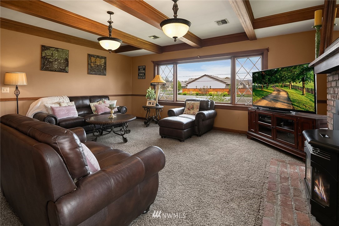 1714 Radio Road Ellensburg, WA 98926 - Photo 4 of 30 a living room with furniture and a flat screen tv