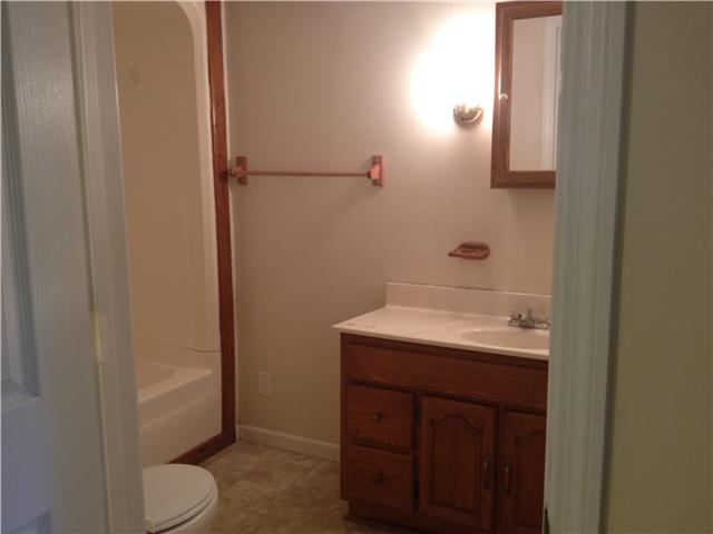 916 Ragsdale Road Manchester, TN 37355 - Photo 14 of 17 Bath with tub shower combo