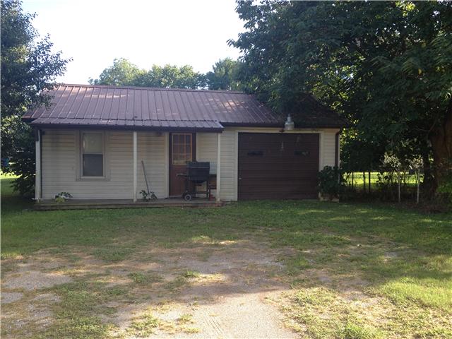 916 Ragsdale Road Manchester, TN 37355 - Photo 5 of 17 L shaped 2 car garage with rocking chair front porch