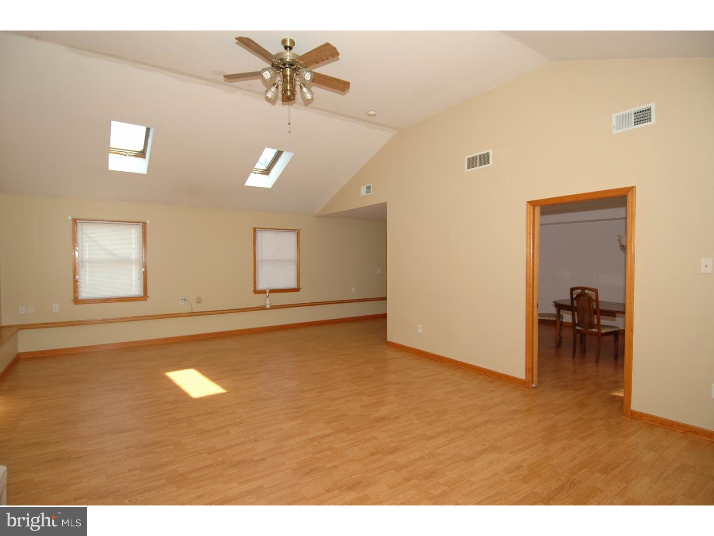 905 North Island Road Columbus, NJ 08022 - Photo 3 of 24 Living Room