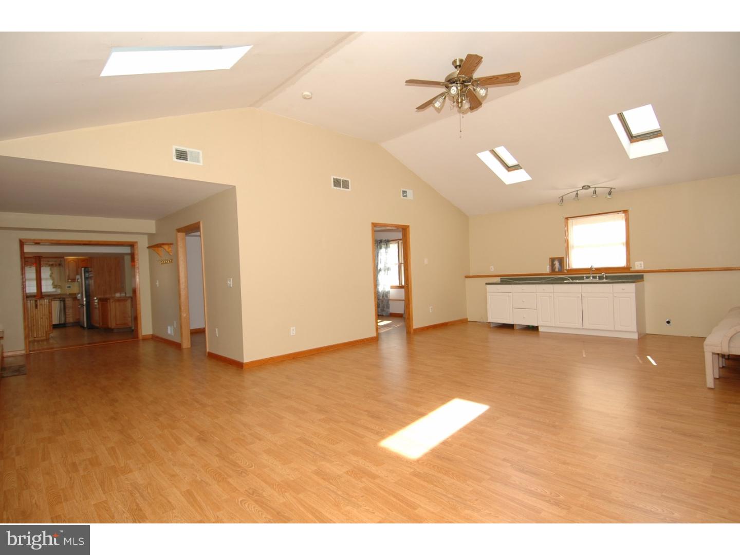 905 North Island Road Columbus, NJ 08022 - Photo 9 of 24 Family Room