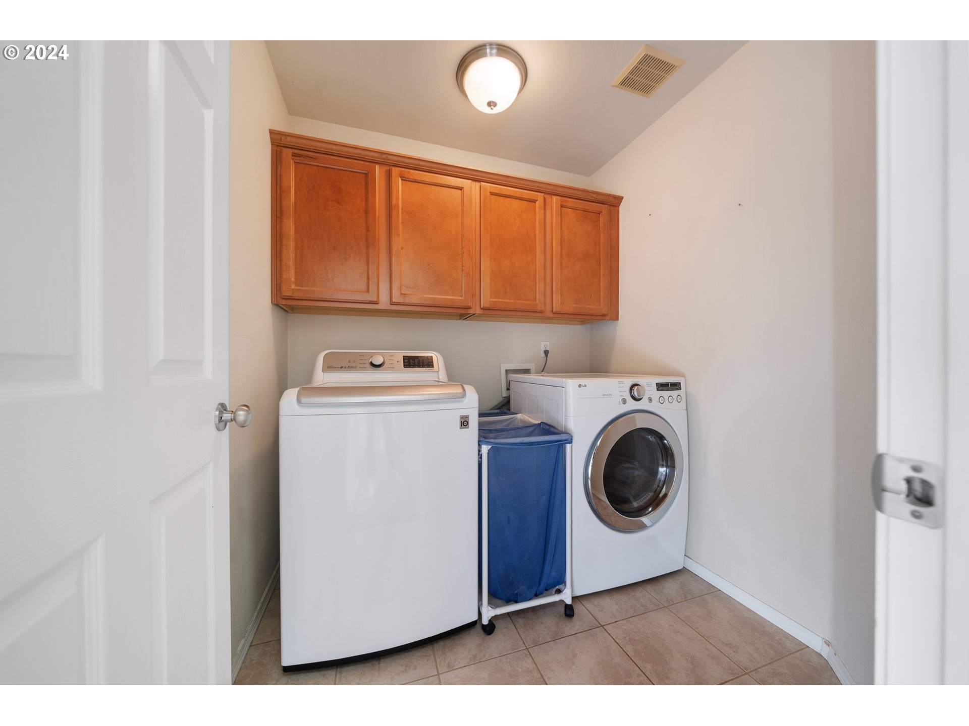 39833 Evans Street Sandy, OR 97055 - Photo 29 of 37 a utility room with dryer and washer