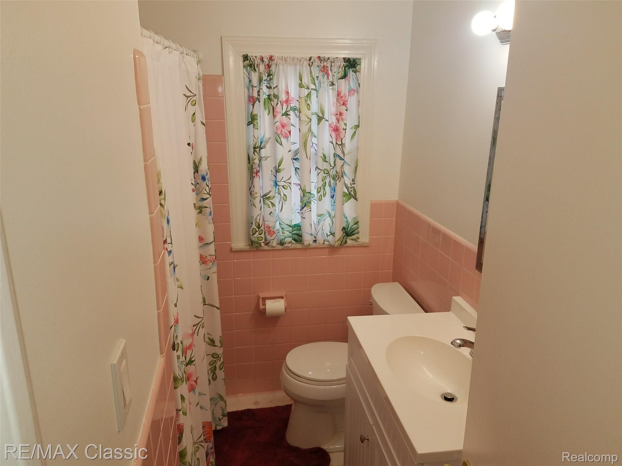 1721 Cambridge Road Berkley, MI 48072 - Photo 24 of 30 1721 main bath.jpg