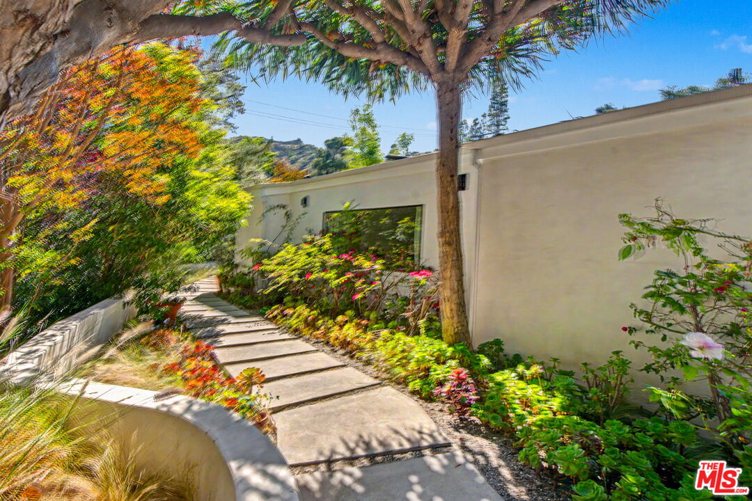 13019 Sky Valley Road Los Angeles, CA 90049 - Photo 4 of 49